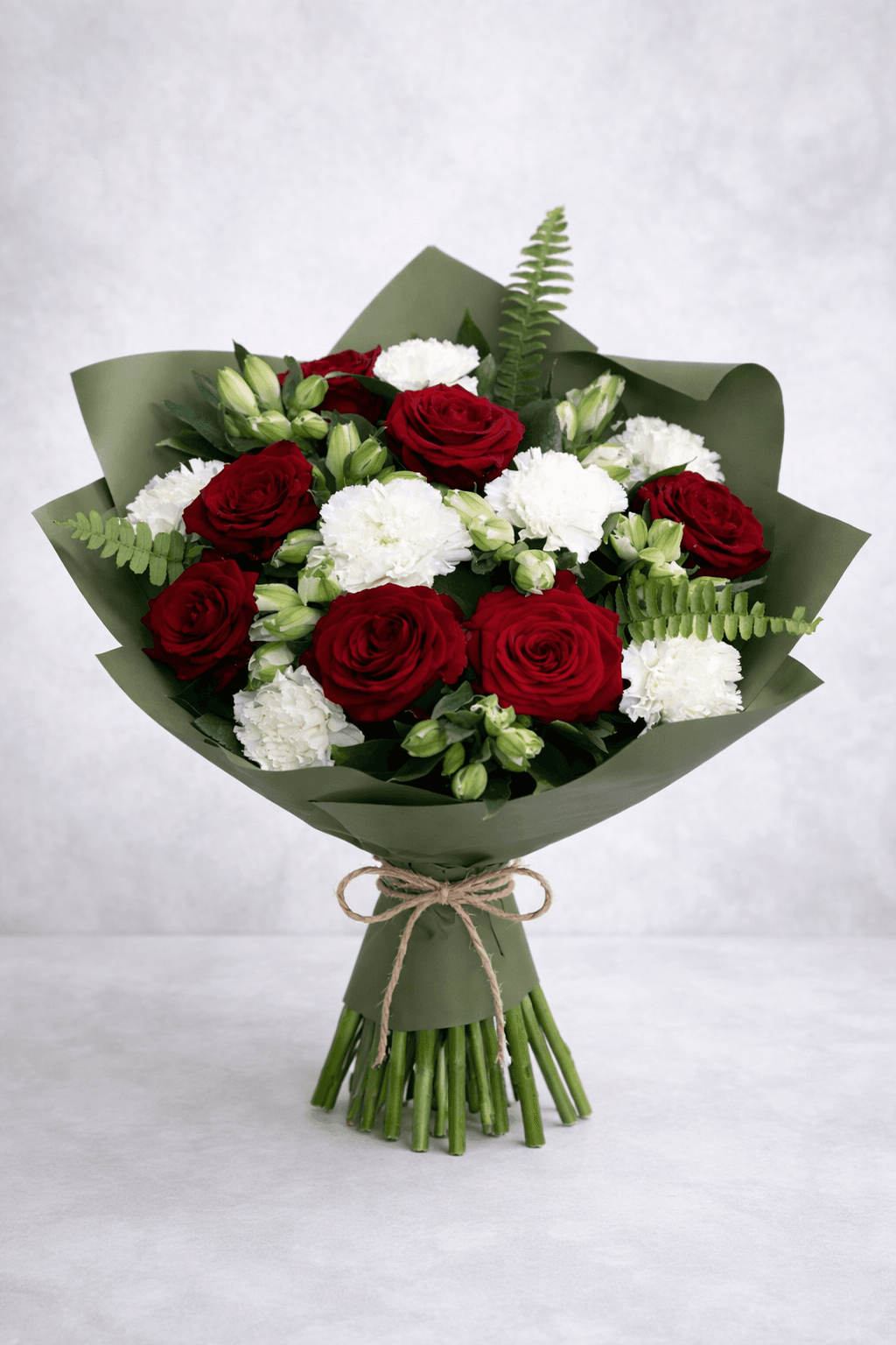 Букет Авторский букет "Алая гармония" из свежих цветов — купить с доставкой