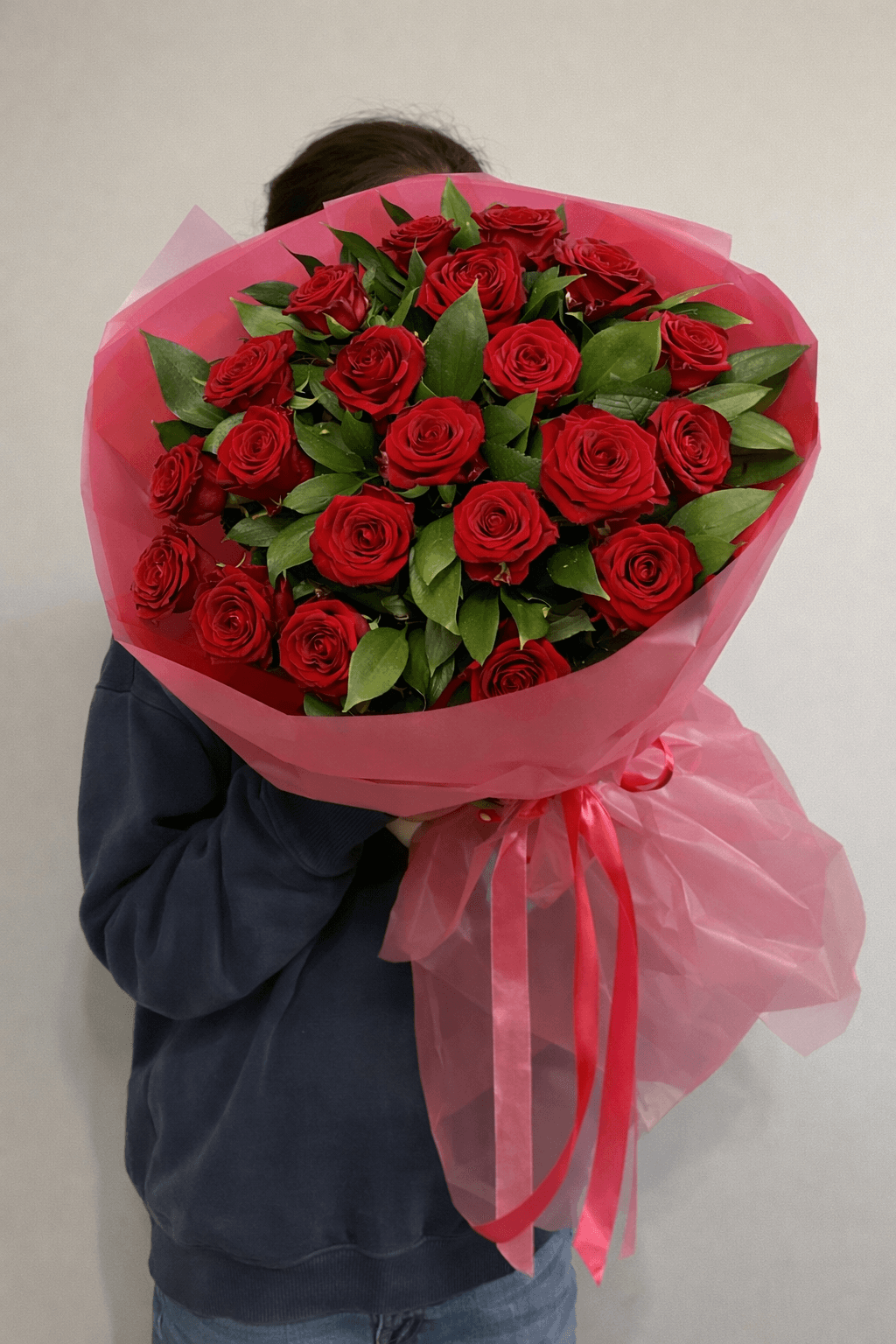 Букет из красных роз в розовой упаковке