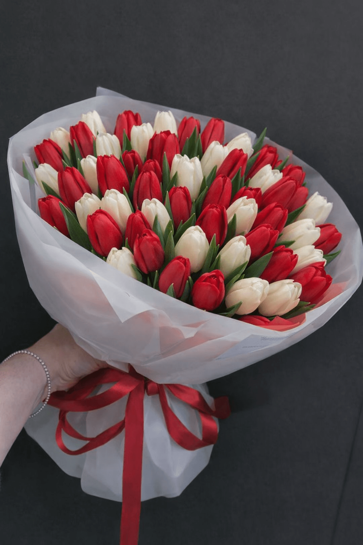 Букет Алый Вальс из свежих цветов — купить с доставкой